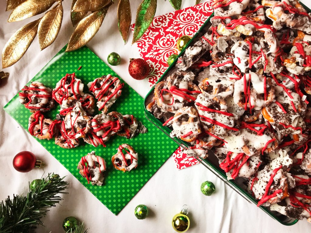 Cookies & Cream Pretzels | Cookies n' Cream | DIY Gift | Christmas 2018 | Christmas Candy | Christmas Chocolate | Chocolate Bark | Christmas | Chocolate Covered Pretzels | Chocolate Pretzel Rods | Chocolate Pretzels | Chocolate Pretzel Bark | DIY Christmas Gifts | Candy Recipe | Holiday Snack | Find this simple recipe at Six Clever Sisters!