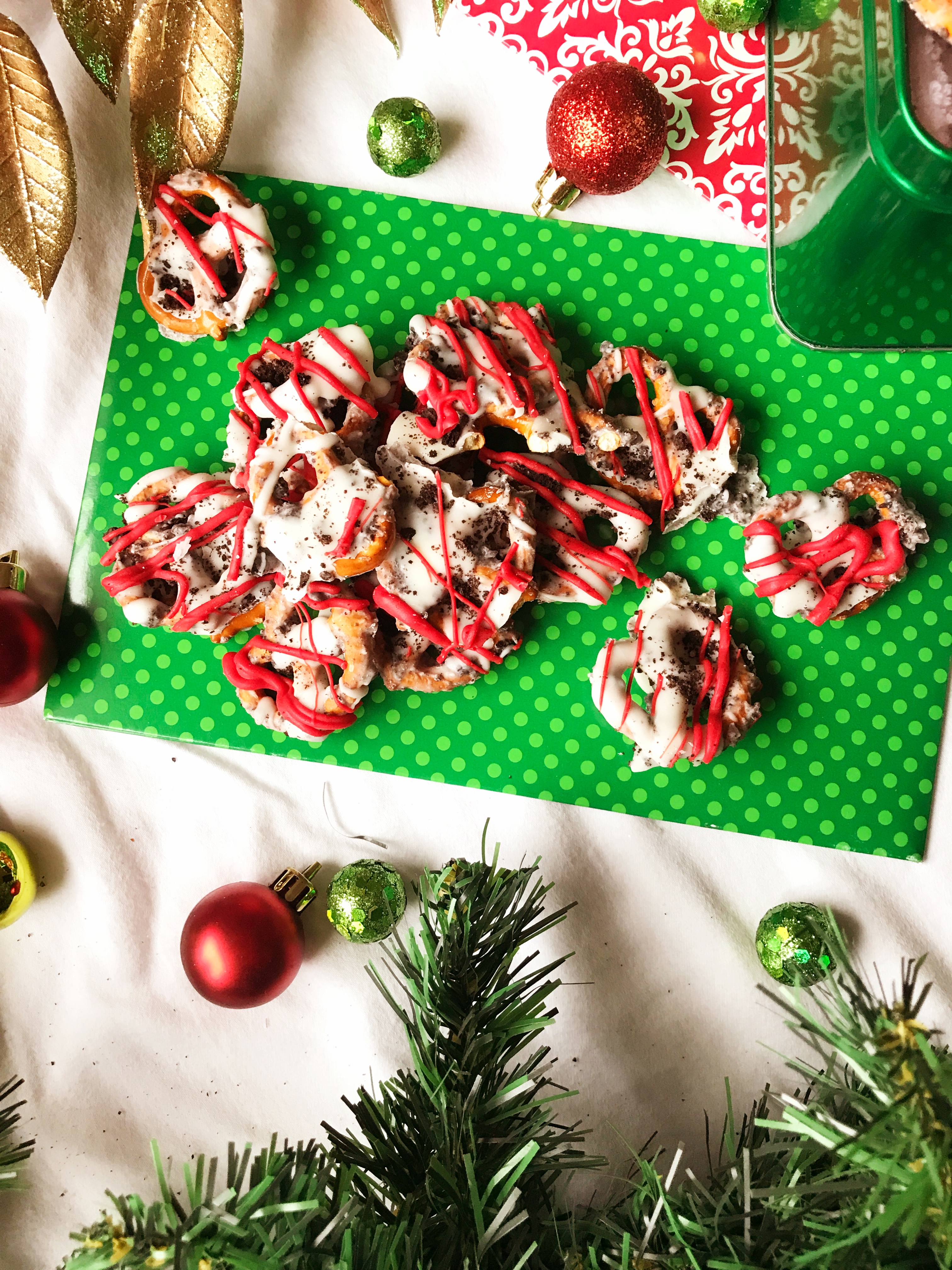 Cookies & Cream Pretzels | Cookies n' Cream | DIY Gift | Christmas 2018 | Christmas Candy | Christmas Chocolate | Chocolate Bark | Christmas | Chocolate Covered Pretzels | Chocolate Pretzel Rods | Chocolate Pretzels | Chocolate Pretzel Bark | DIY Christmas Gifts | Candy Recipe | Holiday Snack | Find this simple recipe at Six Clever Sisters!