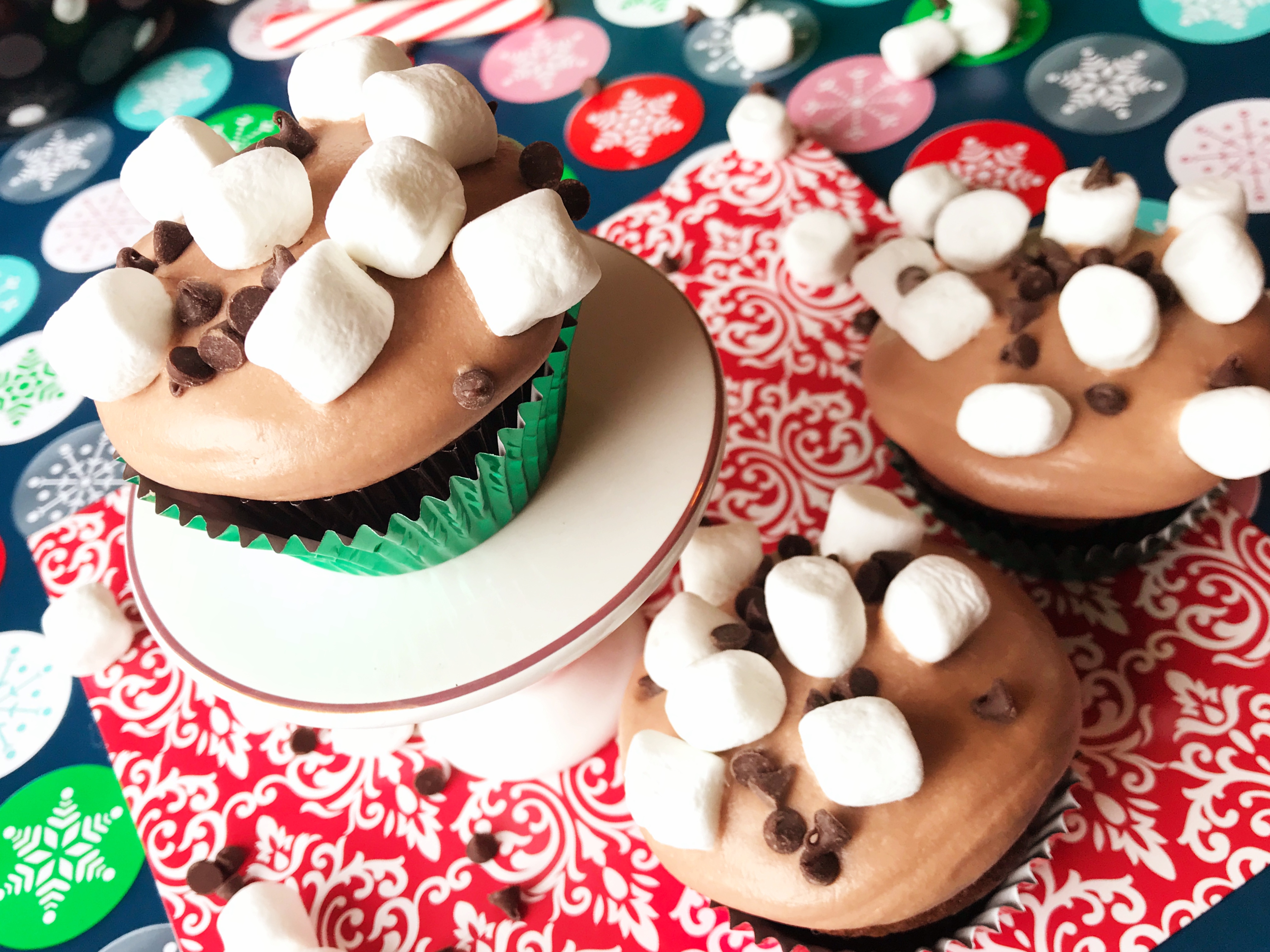 Hot Cocoa Cupcakes | Cupcake Recipe | Cupcakes | Hot Chocolate | Hot Cocoa | Hot Cocoa Recipe | Cake Decorating | Cakes | Cupcakes| Winter | Winter Treats | Cold Weather | Christmas | Kid Treat | Delicious Hot Cocoa Cupcakes found on Six Clever Sisters!