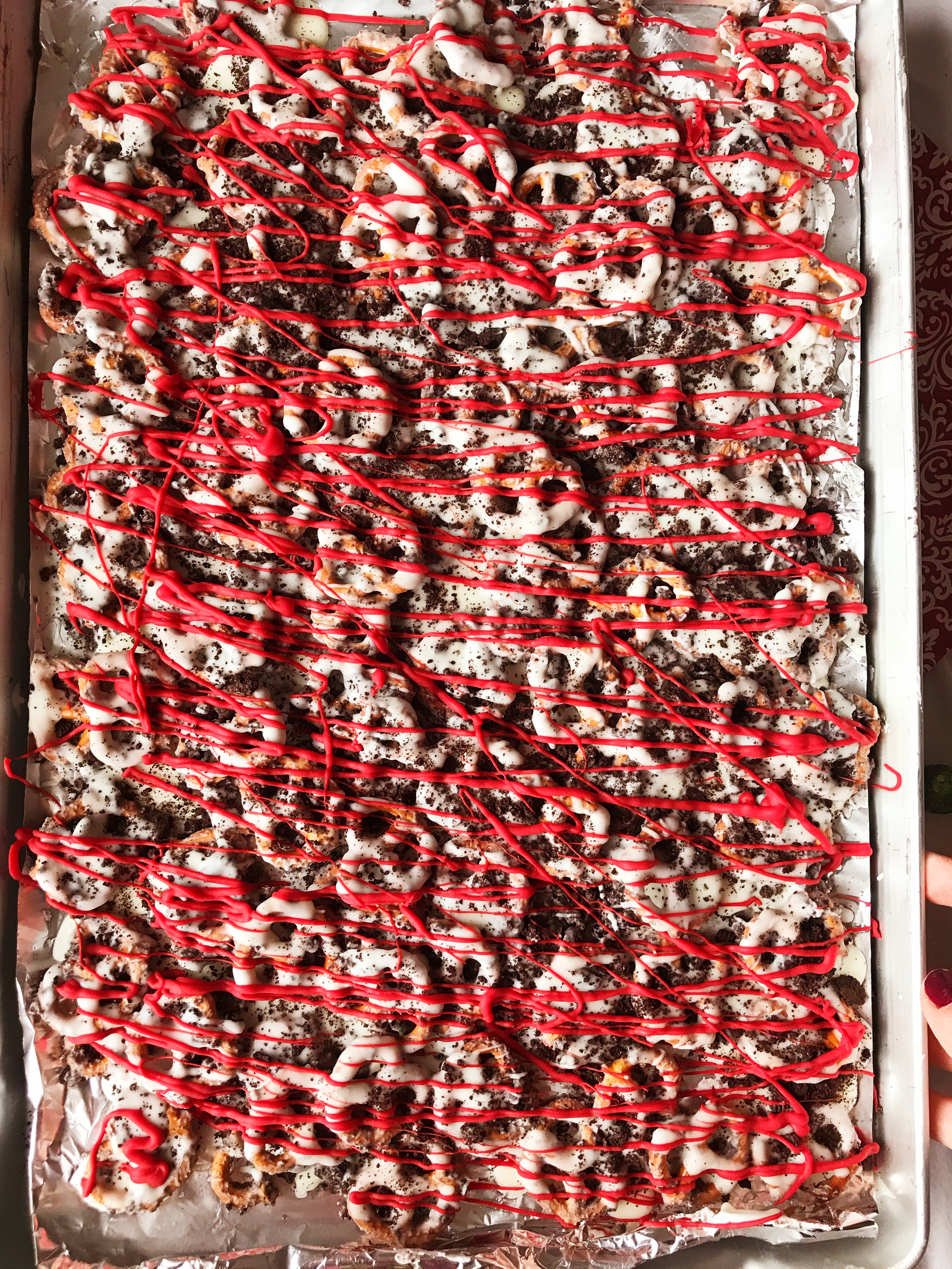 Cookies & Cream Pretzels | Cookies n' Cream | DIY Gift | Christmas 2018 | Christmas Candy | Christmas Chocolate | Chocolate Bark | Christmas | Chocolate Covered Pretzels | Chocolate Pretzel Rods | Chocolate Pretzels | Chocolate Pretzel Bark | DIY Christmas Gifts | Candy Recipe | Holiday Snack | Find this simple recipe at Six Clever Sisters! 