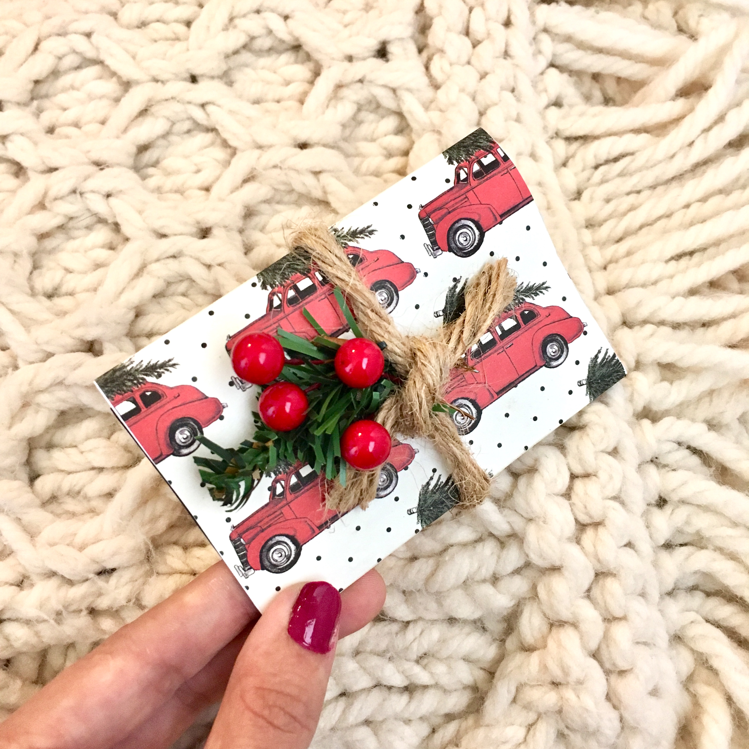 Buffalo Plaid Christmas | DIY Gift Card Holder | Christmas Gift Card Holder | DIY Paper Gift Card Holder | Buffalo Plaid Decor | Buffalo Plaid Christmas | Free Pattern Gift Card Holder | Gift Card Tutorial | Gift Card Ideas | Gift Card Presentation | Christmas Gifts | Christmas Paper Decor | Christmas Paper Crafts | Six Clever Sisters