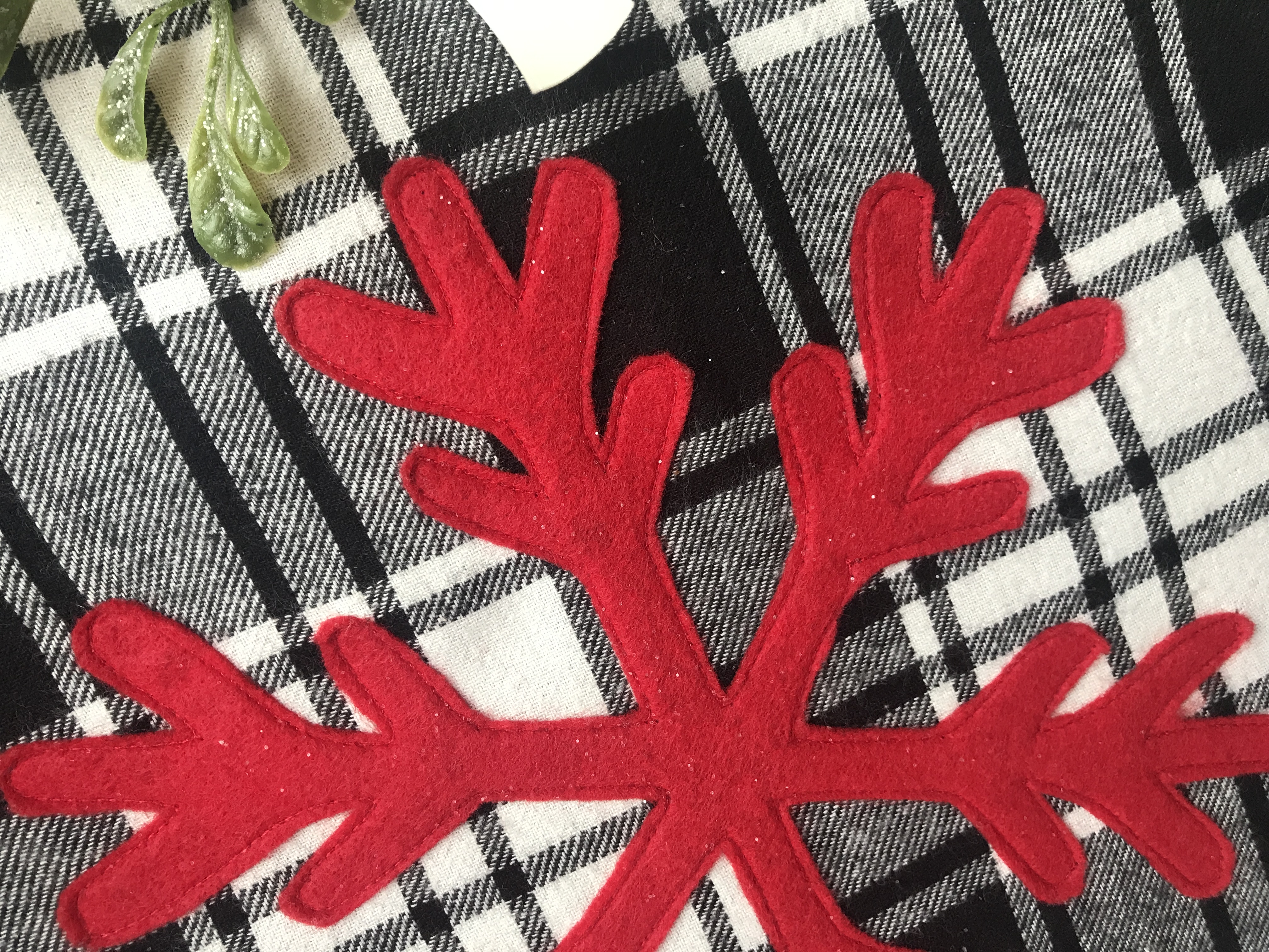 Farmhouse Christmas | Buffalo Plaid | DIY Christmas | Snowflake Pattern | Snowflake Decor | Christmas Craft | DIY Gift | Christmas Decoration | Embroidery Hoop | Plaid Christmas | Free Pattern | Free Pattern to Print | Visit Six Clever Sisters!