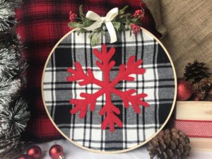 Farmhouse Christmas | Buffalo Plaid | DIY Christmas | Snowflake Pattern | Snowflake Decor | Christmas Craft | DIY Gift | Christmas Decoration | Embroidery Hoop | Plaid Christmas | Free Pattern | Free Pattern to Print | Visit Six Clever Sisters!