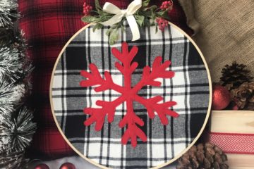 Farmhouse Christmas | Buffalo Plaid | DIY Christmas | Snowflake Pattern | Snowflake Decor | Christmas Craft | DIY Gift | Christmas Decoration | Embroidery Hoop | Plaid Christmas | Free Pattern | Free Pattern to Print | Visit Six Clever Sisters!