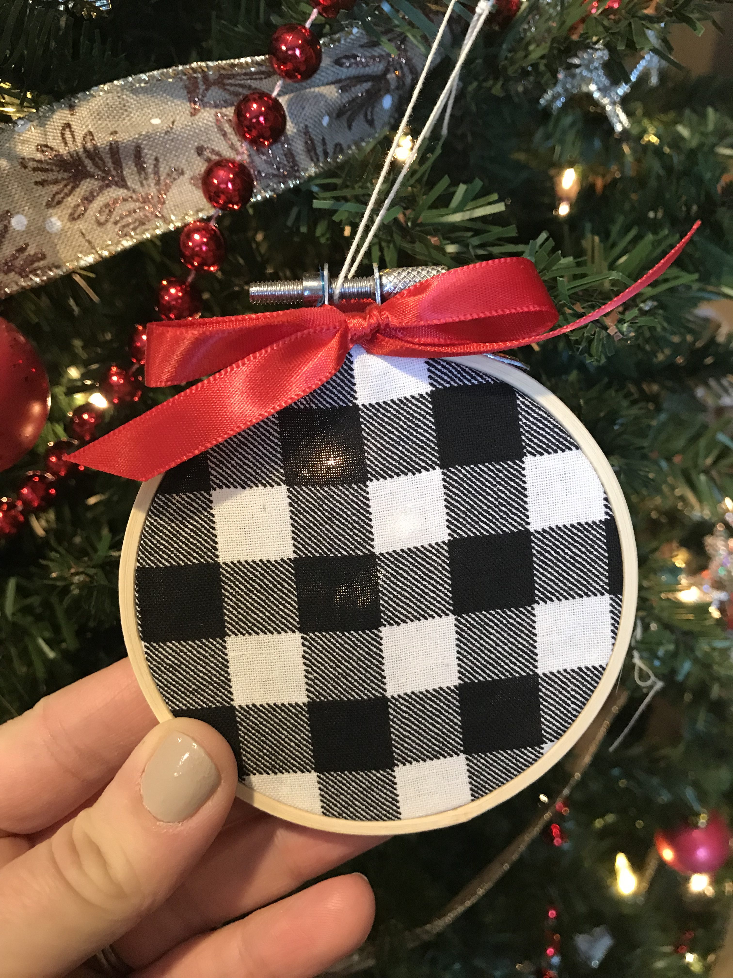 Farmhouse Christmas | Buffalo Plaid | DIY Christmas | Snowflake Pattern | Snowflake Decor | Christmas Craft | DIY Gift | Christmas Decoration | Embroidery Hoop | Plaid Christmas | Free Pattern | Free Pattern to Print | Visit Six Clever Sisters!