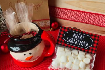 Hot Cocoa Gift | Hot Cocoa Gift DIY | Hot Cocoa Gift Ideas | Hot Cocoa Gift Ideas DIY | Hot Cocoa Gift Ideas for Kids | Homemade Hot Cocoa Gift | Hot Cocoa Gift Bags | Hot Cocoa Gift Last Minute | Hot Cocoa Gift Set | Hot Cocoa as a Gift | This little hot cocoa gift kit can be put together in minutes! #hotcocoa #sixcleversisters