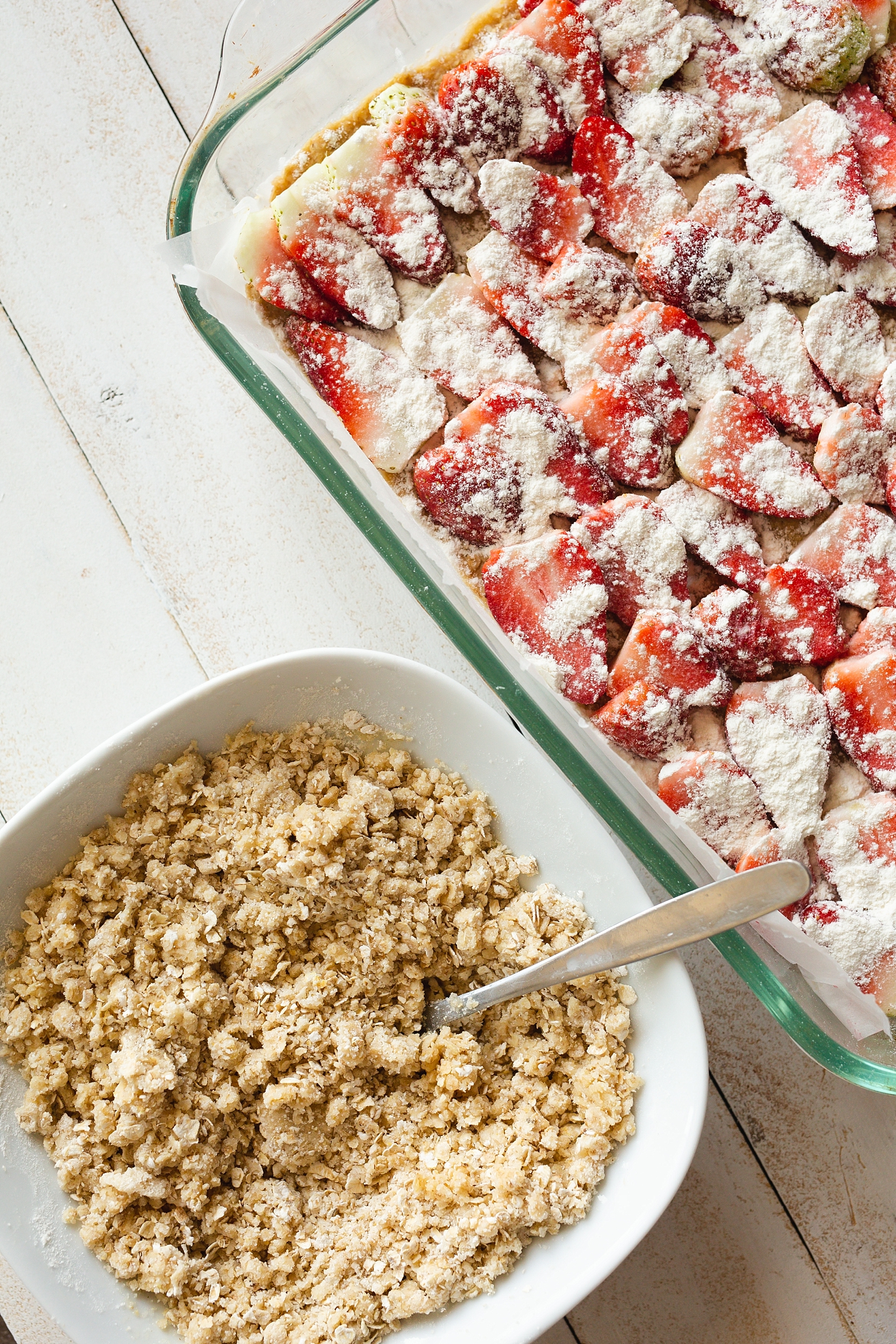 Strawberry Oatmeal Bars Recipe | Oatmeal Recipes | Strawberry Recipes | Strawberry Oatmeal | Strawberry Oatmeal Bars Easy | Recipe on the Six Clever Sisters blog!