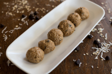 No Bake Protein Balls | Energy Balls | No Bake Dessert | Energy Bites | Protein Bites | No Bake Energy Bites | Peanut Butter Balls | These five ingredient protein balls are a breeze to make and a delicious treat when you need that afternoon pick-me-up. Sweetened only with honey, they are a great option for a guilt-free snack! Find the recipe at SixCleverSisters.com