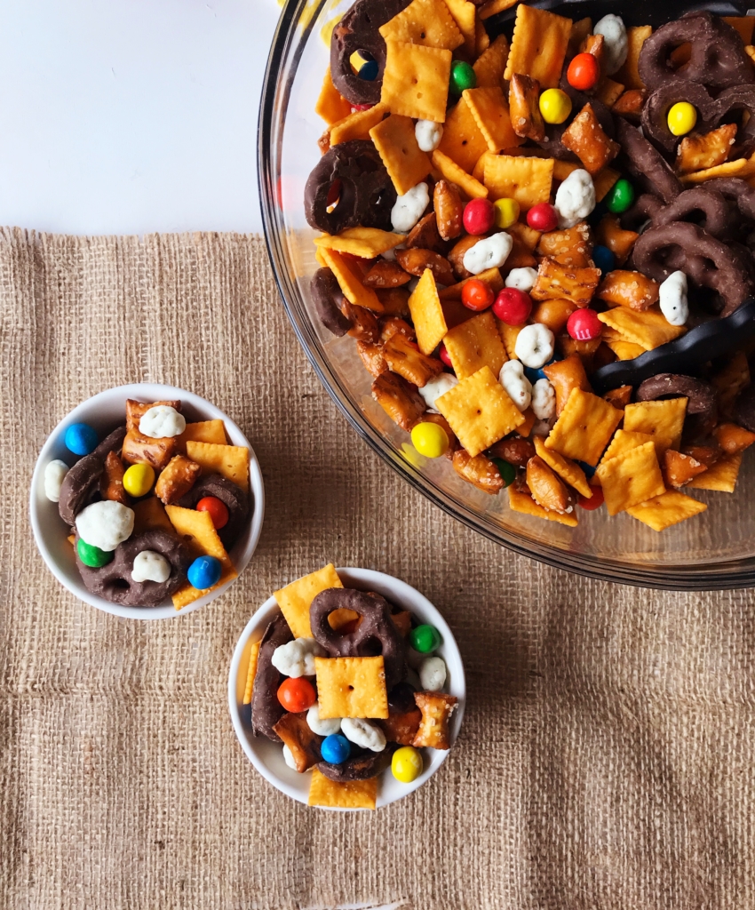 Travel Snack Mix... for kids!!! | Trail Mix | Easy snack | Snack Mix Recipes | Snack Mix for kids | Snack mix recipes sweet | Trail mix | Trail Mix recipes for Kids | Trail Mix recipes Easy | Travel snacks Roadtrip | Travel Snacks for Kids | Snack Ideas | Snacks or kids | Six Clever Sisters