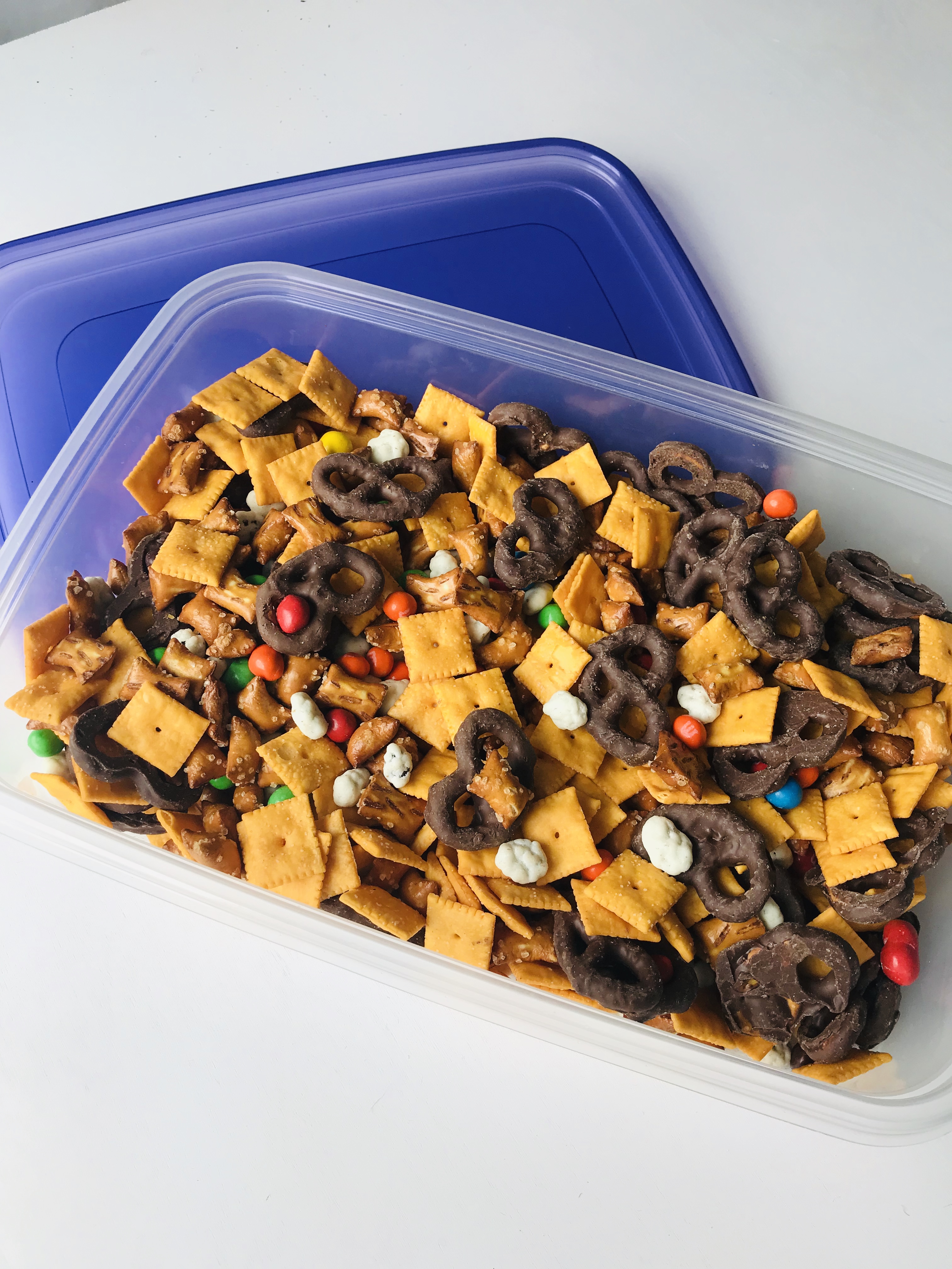 Travel Snack Mix... for kids!!! | Trail Mix | Easy snack | Snack Mix Recipes | Snack Mix for kids | Snack mix recipes sweet | Trail mix | Trail Mix recipes for Kids | Trail Mix recipes Easy | Travel snacks Roadtrip | Travel Snacks for Kids | Snack Ideas | Snacks or kids | Six Clever Sisters