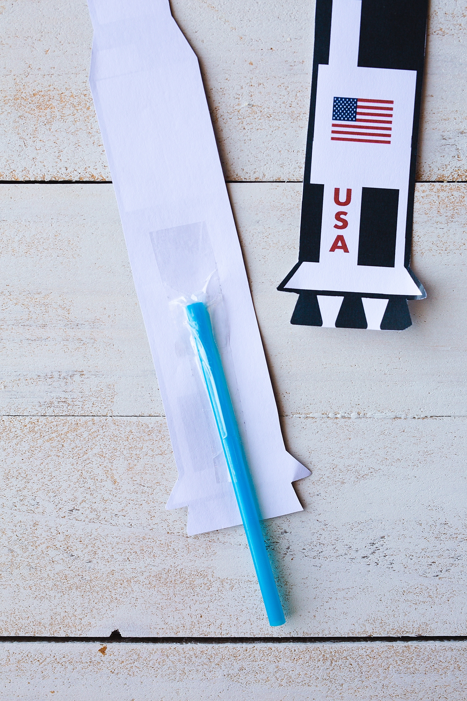 Straw Rockets Craft (with Free Rocket Template) | Straw Rocket Printable | Rocket Craft for Kids | Apollo 11 Paper Craft (with Free Rocket Printable) | Apollo 11 Printable Craft | Straw Rocket Printable Craft with free template on the Six Clever Sisters blog!