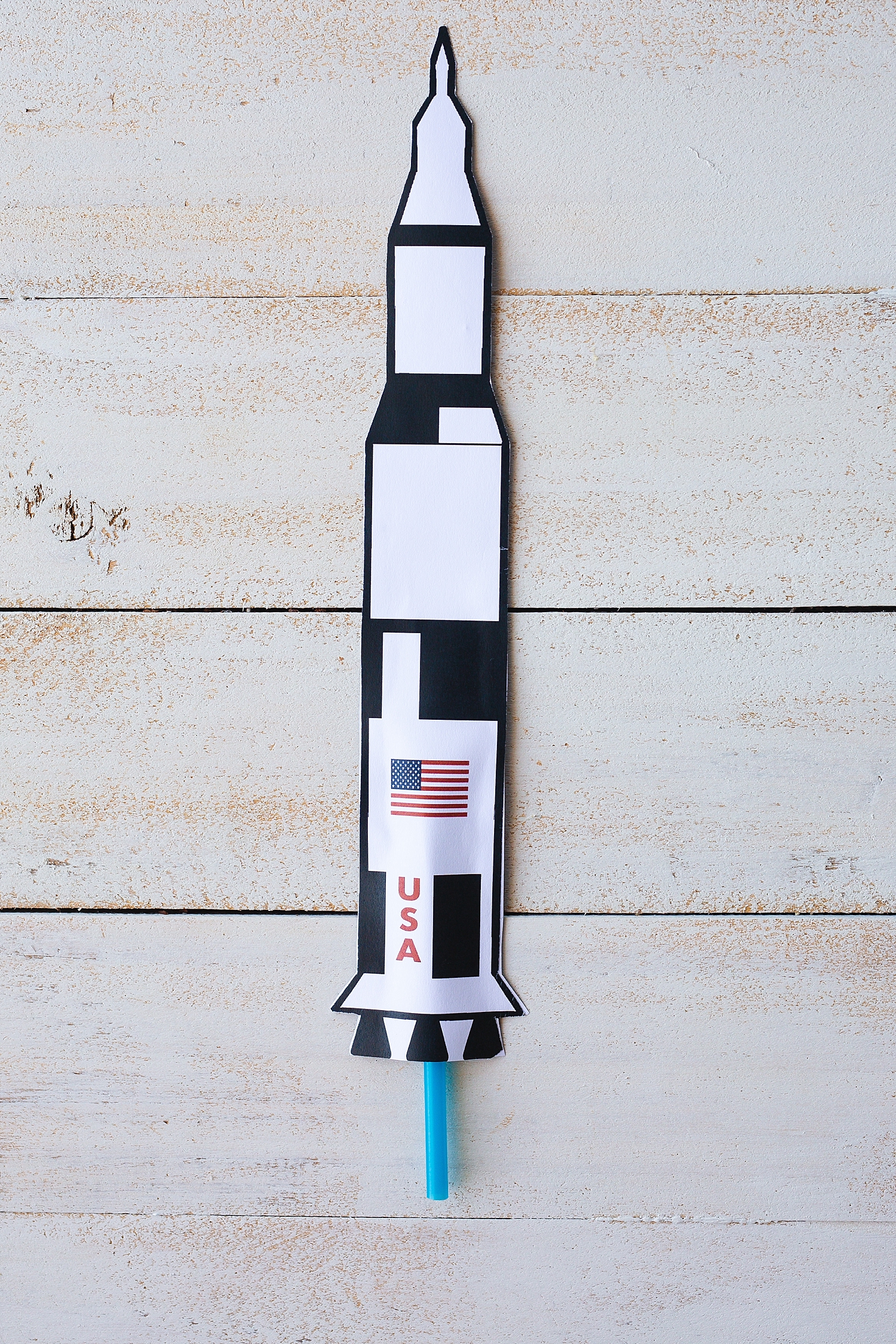 Straw Rockets Craft (with Free Rocket Template) | Straw Rocket Printable | Rocket Craft for Kids | Apollo 11 Paper Craft (with Free Rocket Printable) | Apollo 11 Printable Craft | Straw Rocket Printable Craft with free template on the Six Clever Sisters blog!