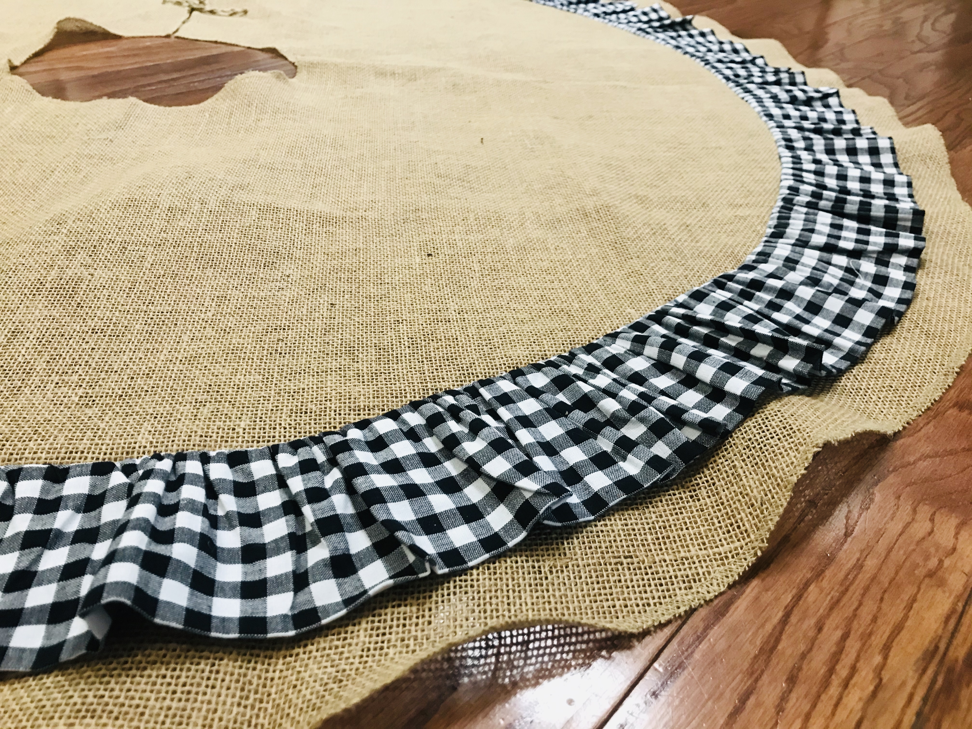 DIY Burlap Buffalo Plaid Tree Skirt | Christmas | Christmas Tree | Tree Skirt | Burlap Christmas | Buffalo Plaid | Buffalo Check | Black and White Christmas | Tree Skirt Tutorial | Sewing | Easy Tree Skirt | Six Clever Sisters