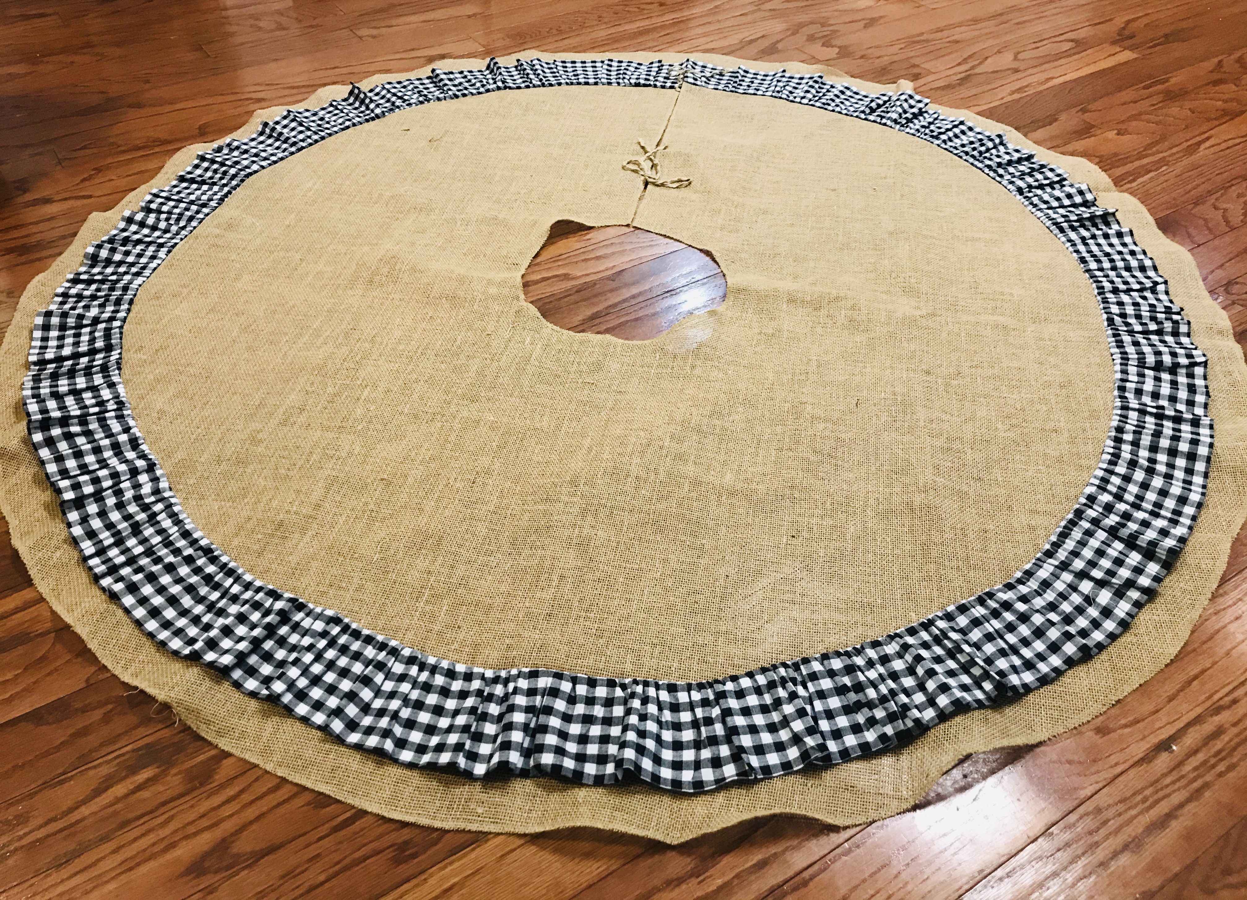 DIY Burlap Buffalo Plaid Tree Skirt | Christmas | Christmas Tree | Tree Skirt | Burlap Christmas | Buffalo Plaid | Buffalo Check | Black and White Christmas | Tree Skirt Tutorial | Sewing | Easy Tree Skirt | Six Clever Sisters