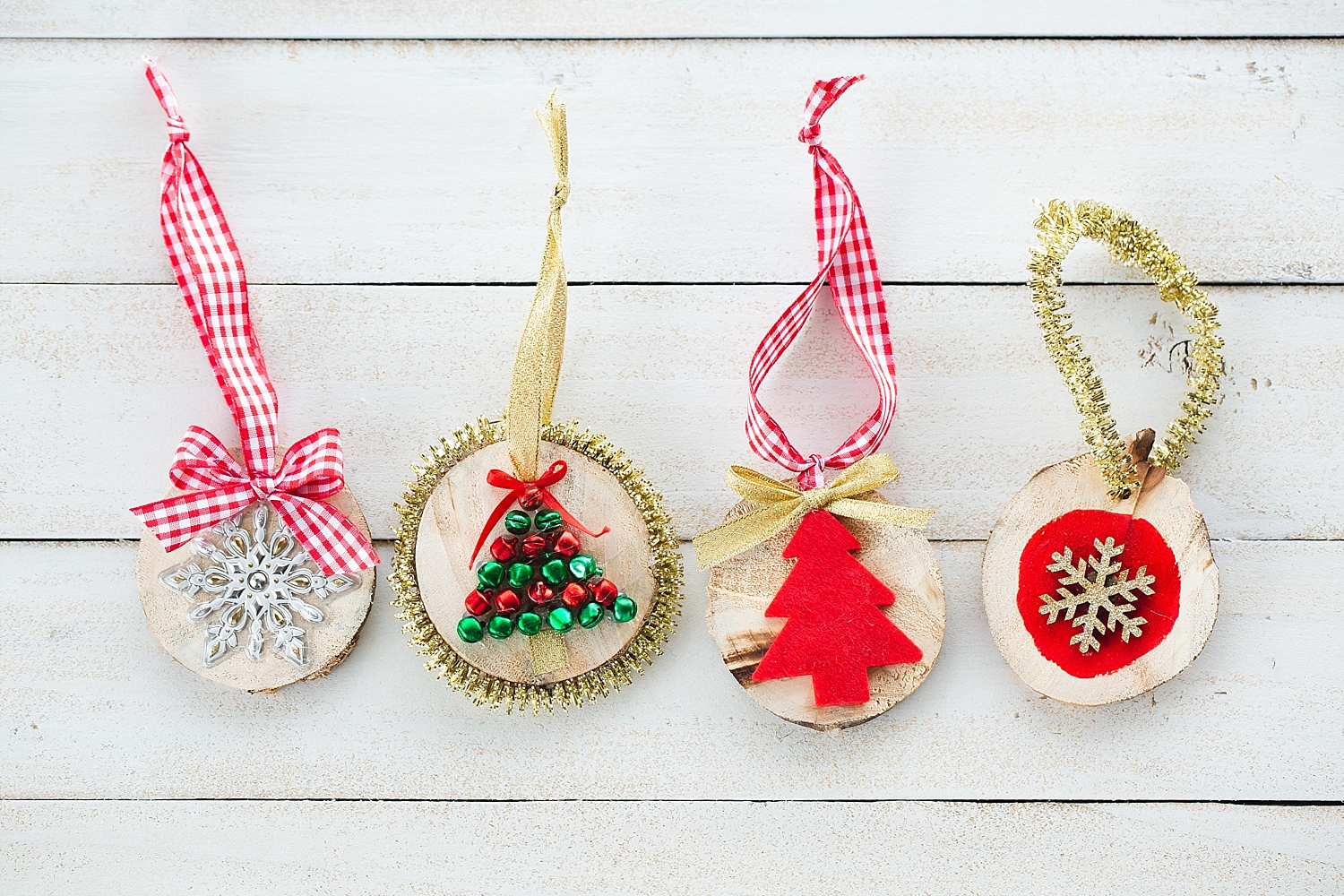 Christmas ornaments for kids to make | Christmas ornaments kids can make | Christmas ornaments handmade | DIY Christmas ornaments kid friendly | DIY Christmas decorations kid friendly | Christmas ornaments simple to make | Christmas ornaments kids DIY | Christmas ornaments kids crafts | Great ideas on the Six Clever Sisters blog!