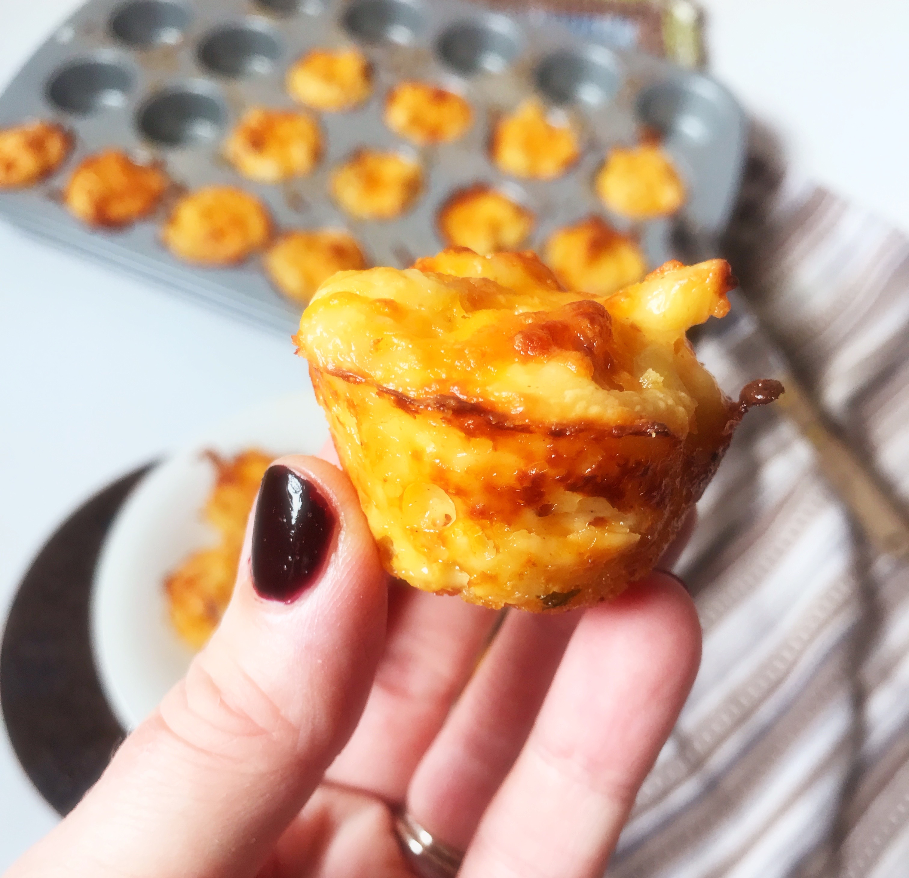 Appetizer | Easy Appetizer | Kid Friendly | Kid Friendly Appetizer | Party Food | Kid Party | Christmas Food | Fun Food | Mac and Cheese | Mac and Cheese Appetizer | Mac N Cheese Bites | Bacon Appetizer | Mac with Bacon | Six Clever Sisters