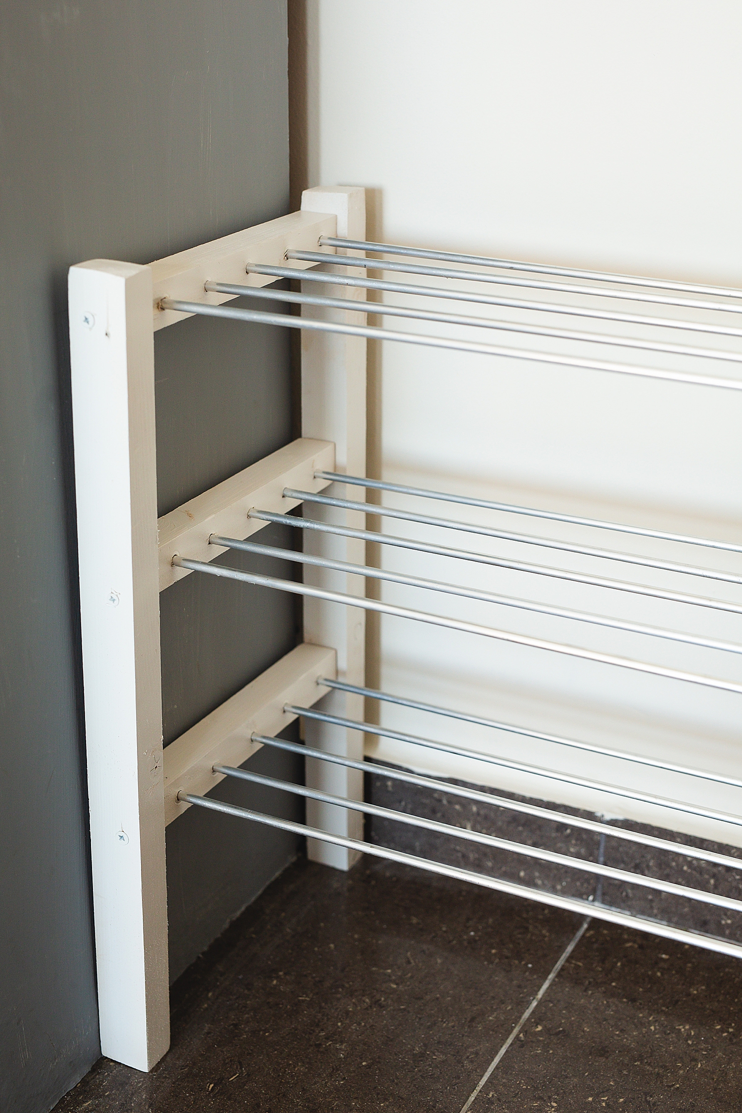 shoe rack DIY | shoe rack DIY small spaces | DIY shoe rack easy | shoe rack easy DIY | shoe rack DIY entrance | DIY shoe rack easy cheap | DIY shoe rack space saving on the Six Clever Sisters blog!