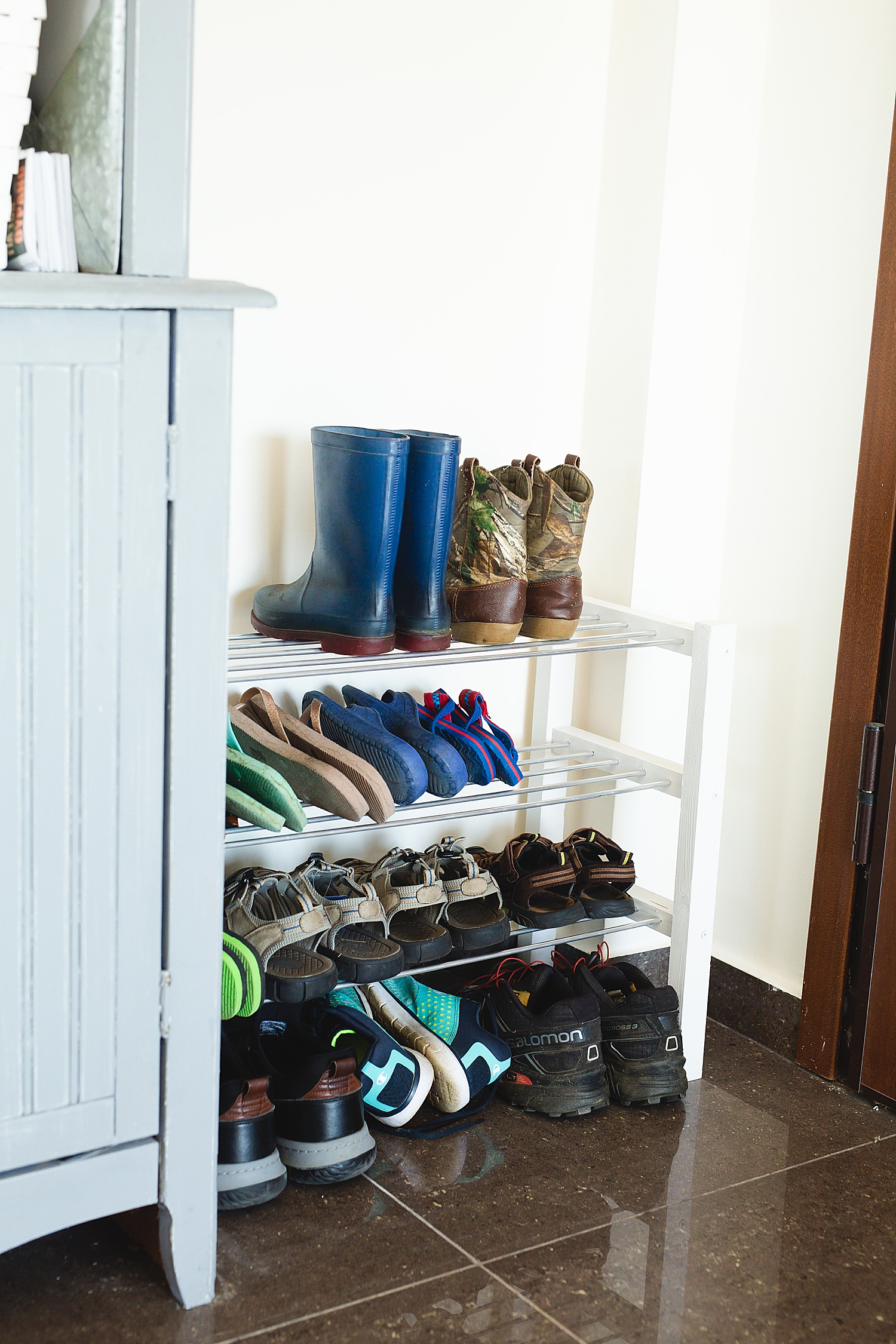 shoe rack DIY | shoe rack DIY small spaces | DIY shoe rack easy | shoe rack easy DIY | shoe rack DIY entrance | DIY shoe rack easy cheap | DIY shoe rack space saving on the Six Clever Sisters blog!