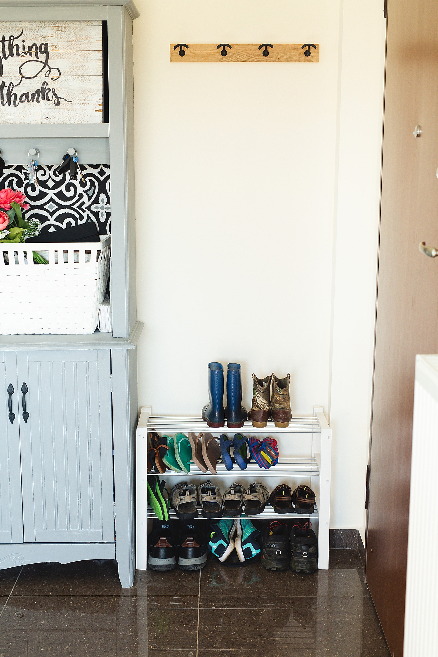 shoe rack DIY | shoe rack DIY small spaces | DIY shoe rack easy | shoe rack easy DIY | shoe rack DIY entrance | DIY shoe rack easy cheap | DIY shoe rack space saving on the Six Clever Sisters blog!