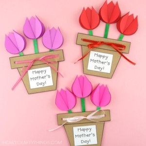 Mother's Day Cards | Mother's Day Cards Ideas | Mother's Day Cards DIY | Mother's Day Cards to Make | Mother's Day Cards for Kids | Mother's Day Cards Handmade Kids | Mother's Day Card for Kids to Make | Mother's Day Cards Kids Craft | Mother's Day Card Kids DIY | Making a diy Mother's Day card with kids is such a fun craft for them and a way for them to show Mom how much they love her! You'll love all these Mother's Day craft ideas for kids and you'll probably have a hard time picking which one to make because they all are just super adorable! #kids #kidsactivities #kids