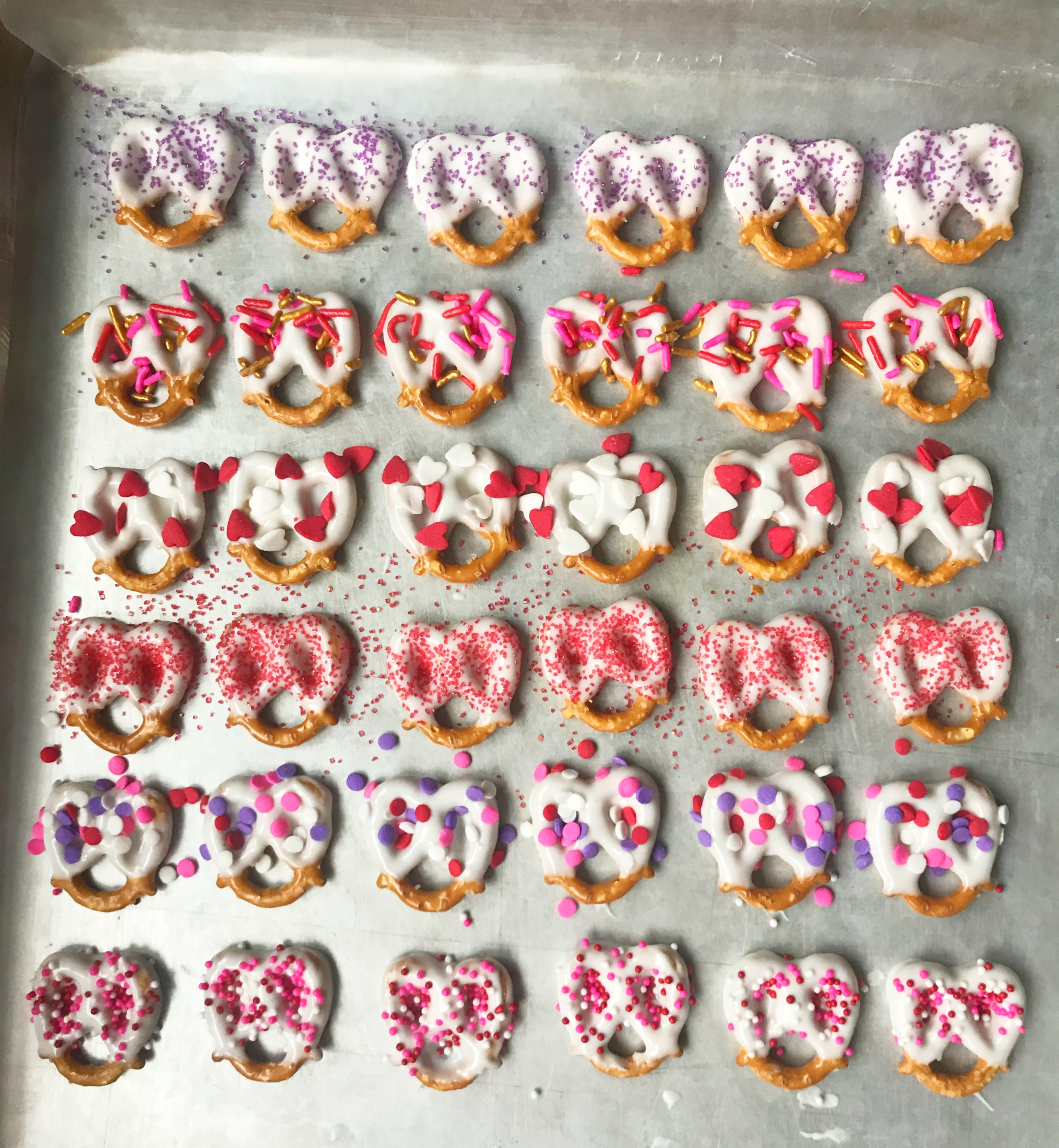 Valentine's Day Treat | February 14 | Chocolate Pretzels | Kid Friendly | Kid Treat | Party | Valentine | Kid Valentine | Treat Bag | Valentine's Candy | Homemade Treat | Treats for Kids to Make | Free Printable | Free Bag Topper | Six Clever Sisters 