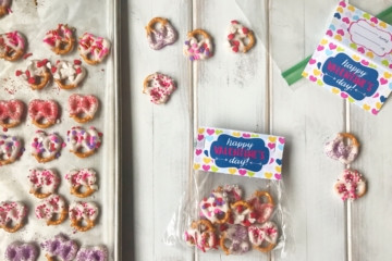 Valentine's Day Treat | February 14 | Chocolate Pretzels | Kid Friendly | Kid Treat | Party | Valentine | Kid Valentine | Treat Bag | Valentine's Candy | Homemade Treat | Treats for Kids to Make | Free Printable | Free Bag Topper | Six Clever Sisters