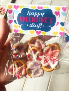 Valentine's Day Treat | February 14 | Chocolate Pretzels | Kid Friendly | Kid Treat | Party | Valentine | Kid Valentine | Treat Bag | Valentine's Candy | Homemade Treat | Treats for Kids to Make | Free Printable | Free Bag Topper | Six Clever Sisters