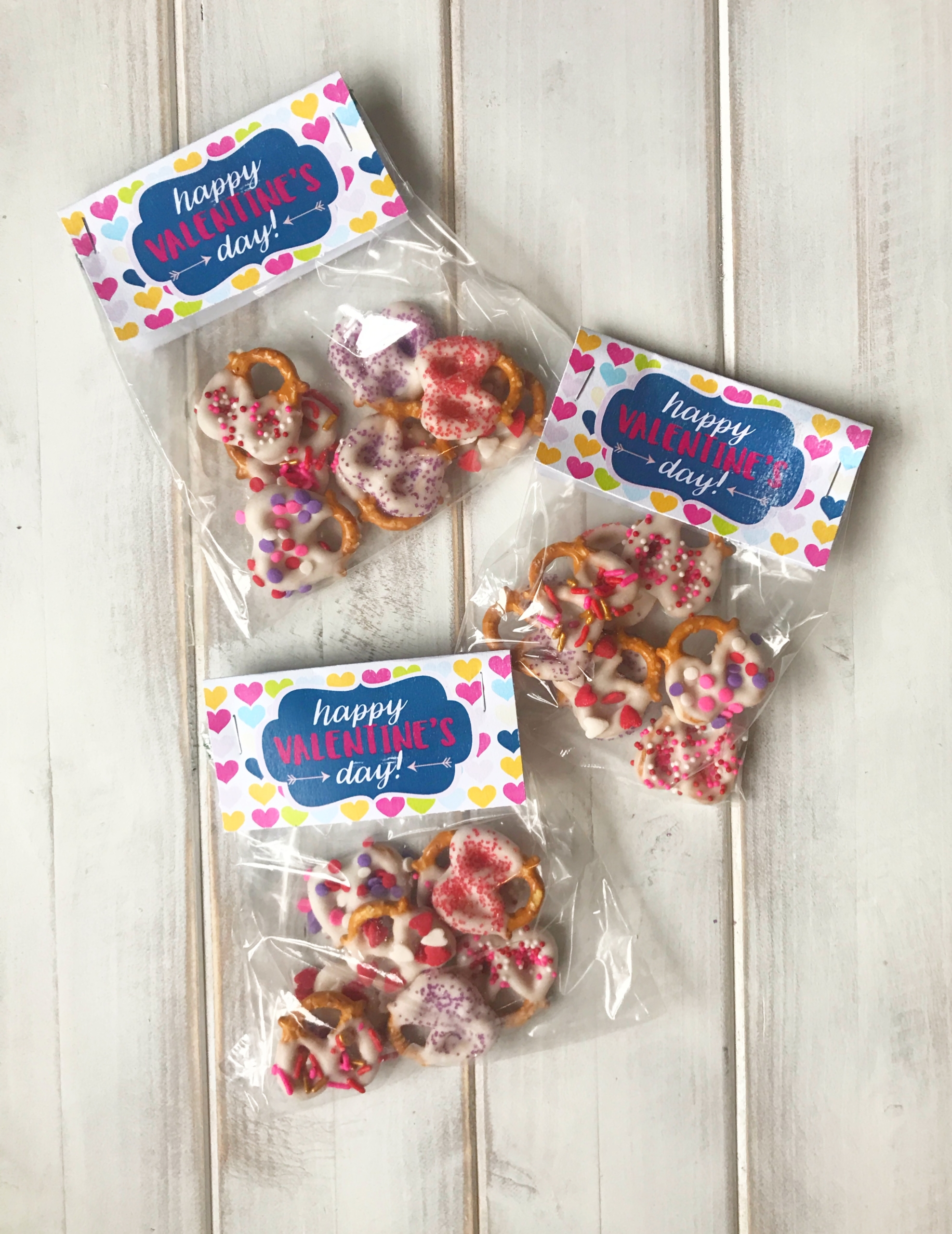 Valentine's Day Treat | February 14 | Chocolate Pretzels | Kid Friendly | Kid Treat | Party | Valentine | Kid Valentine | Treat Bag | Valentine's Candy | Homemade Treat | Treats for Kids to Make | Free Printable | Free Bag Topper | Six Clever Sisters 