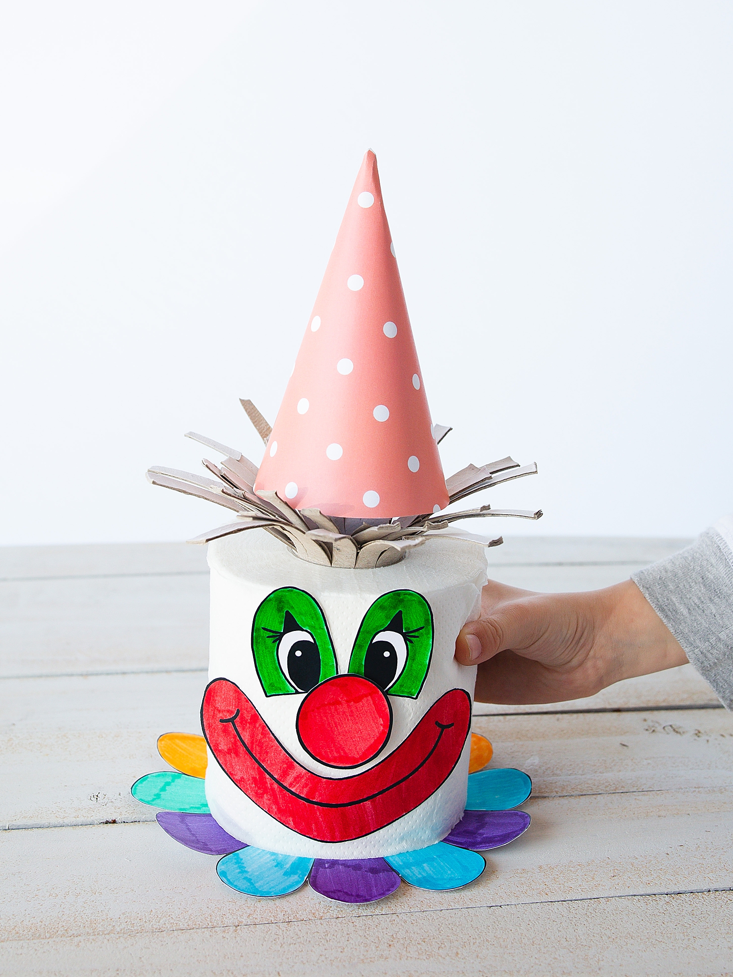 Toilet Paper Clown Kids Craft | Clown Crafts for Kids | Clown Crafts Preschool | Toilet Paper Crafts for Kids | Clown craft that you make on a full roll of toilet paper has free printables on the Six Clever Sisters blog!