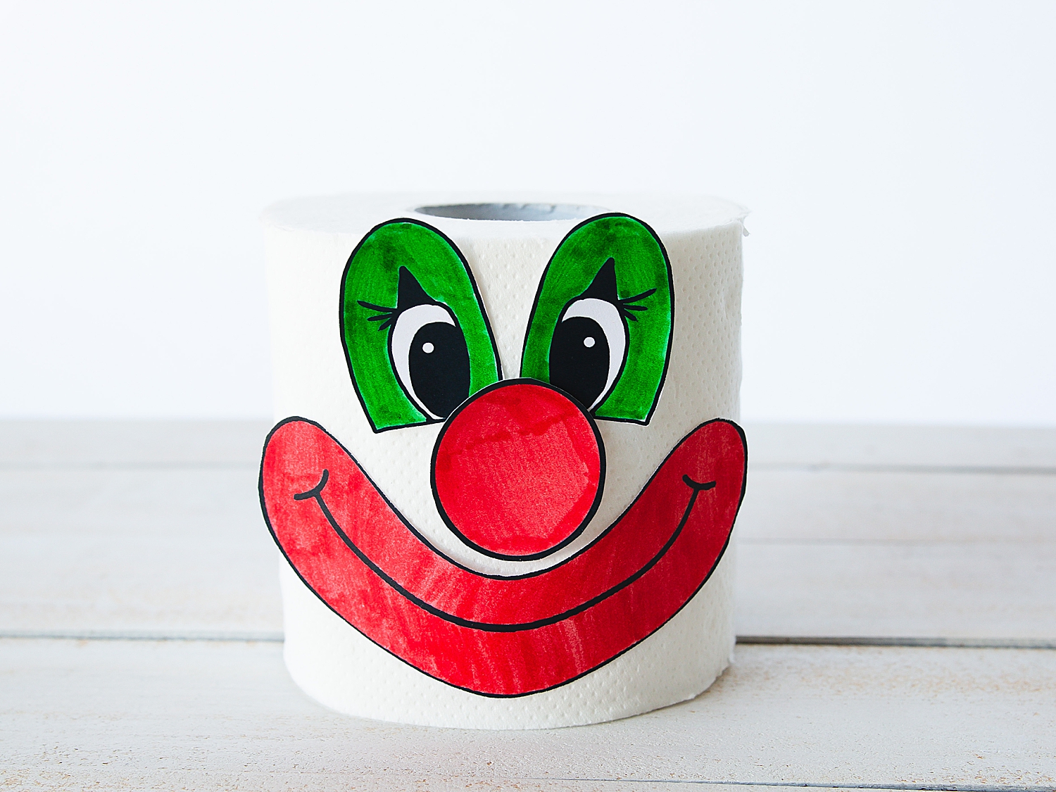 Toilet Paper Clown Kids Craft | Clown Crafts for Kids | Clown Crafts Preschool | Toilet Paper Crafts for Kids | Clown craft that you make on a full roll of toilet paper has free printables on the Six Clever Sisters blog!