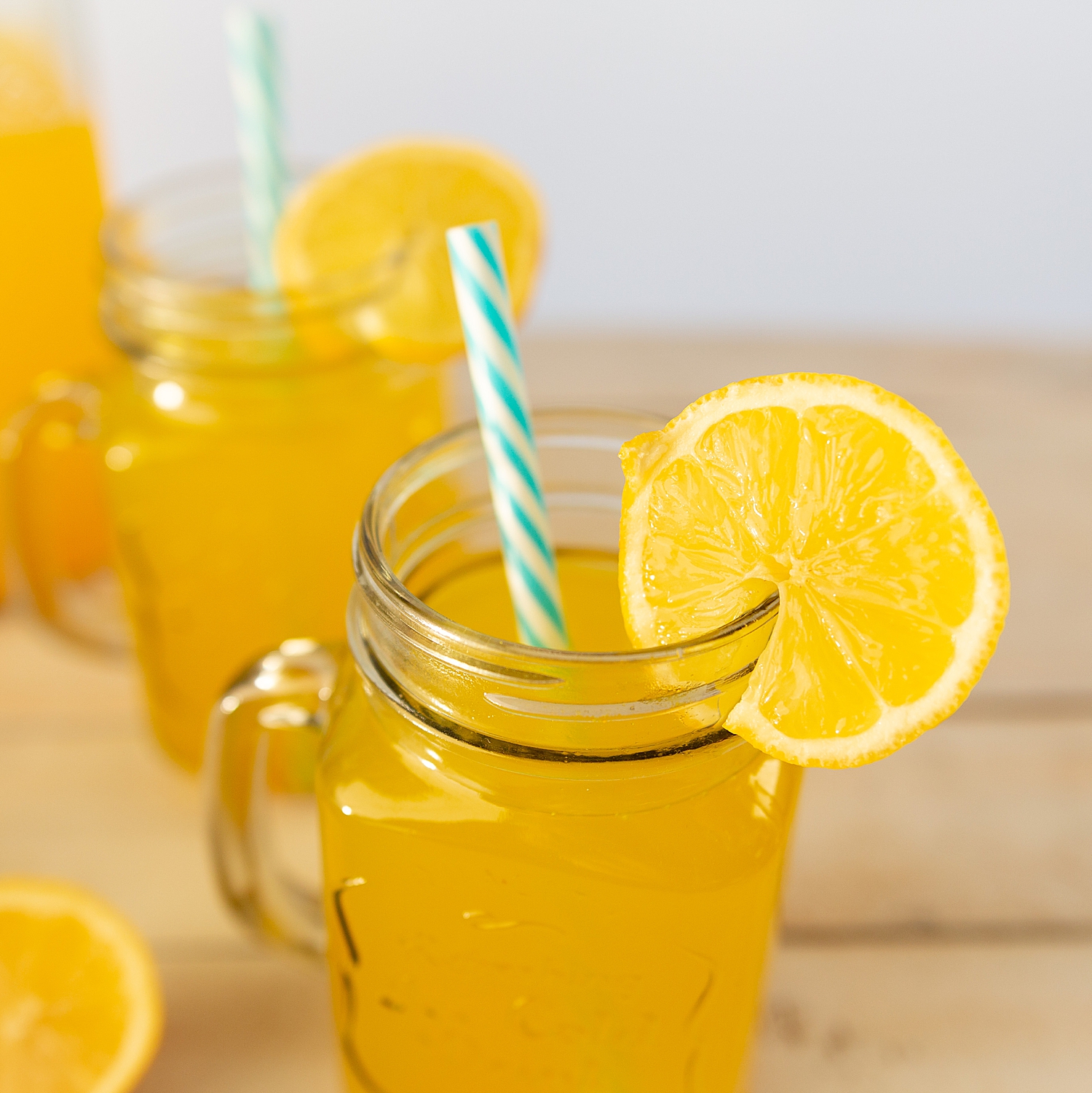 Turmeric Tea Cold | Iced Lemon Ginger Turmeric Tea | Immune Boosting Tea Recipe | Immune Boosting Turmeric Tea Benefits | Immunesystem boost juice | Delicious Iced Lemon Ginger Turmeric Tea recipe is on the Six Clever Sisters blog!