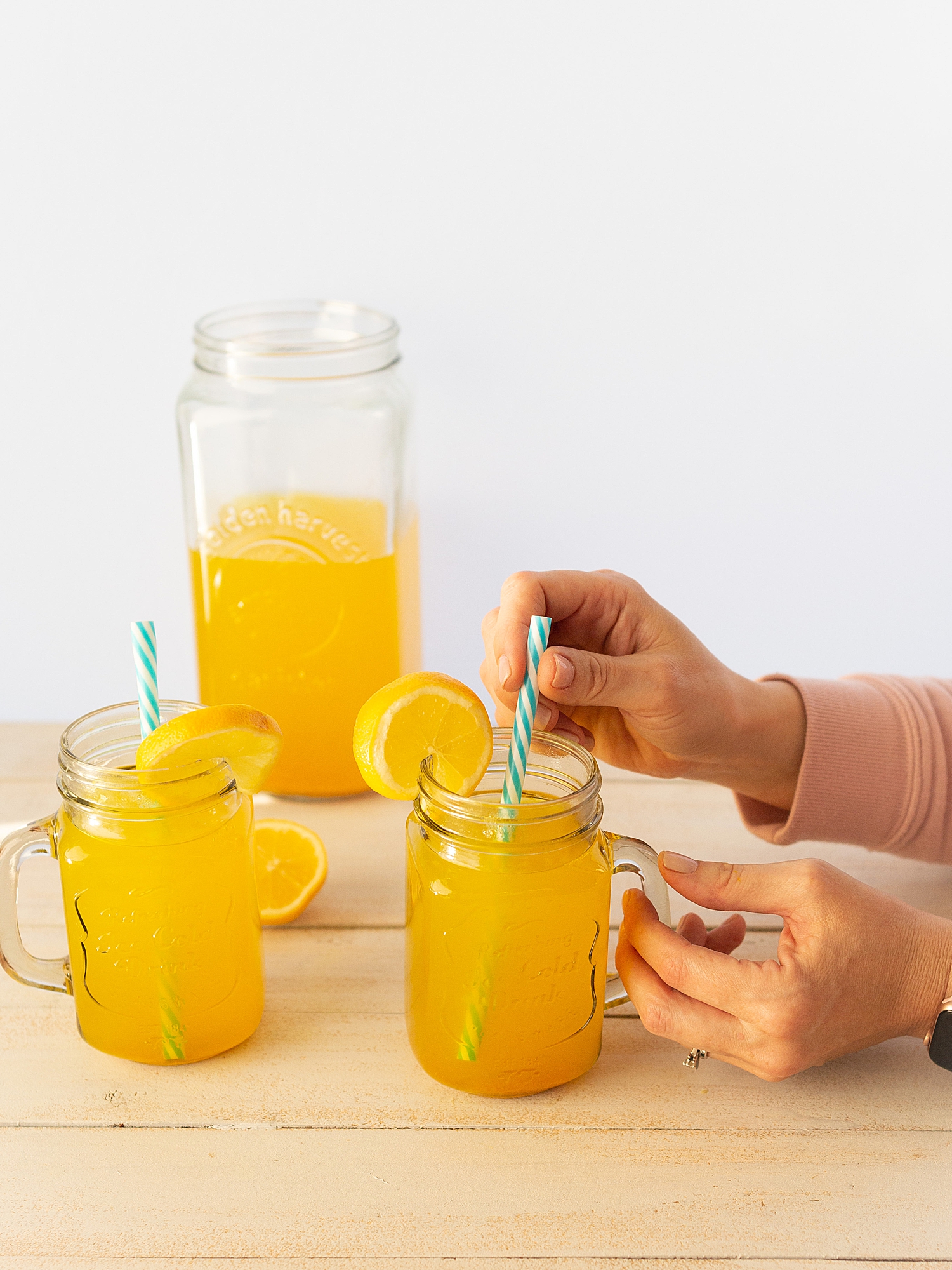 Turmeric Tea Cold | Iced Lemon Ginger Turmeric Tea | Immune Boosting Tea Recipe | Immune Boosting Turmeric Tea Benefits | Immunesystem boost juice | Delicious Iced Lemon Ginger Turmeric Tea recipe is on the Six Clever Sisters blog!