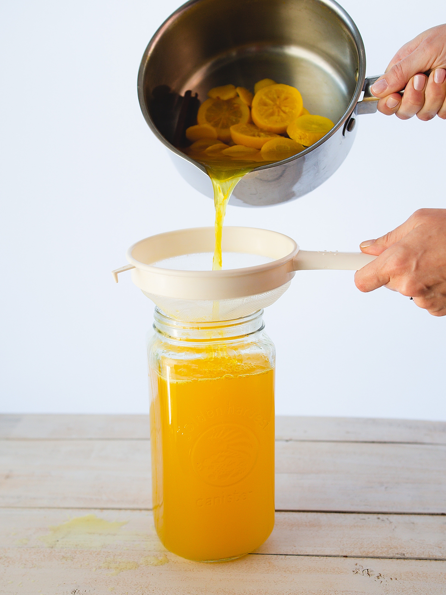 Turmeric Tea Cold | Iced Lemon Ginger Turmeric Tea | Immune Boosting Tea Recipe | Immune Boosting Turmeric Tea Benefits | Immunesystem boost juice | Delicious Iced Lemon Ginger Turmeric Tea recipe is on the Six Clever Sisters blog!