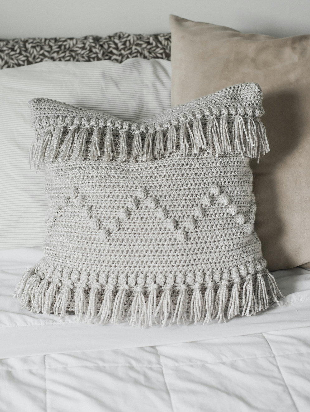 Farmhouse Style | Farmhouse Pillows | Farmhouse Decor | Farmhouse Living Room | Farmhouse Pillow Covers | Farmhouse Pillows Couch | Crochet Patterns | Crochet Pillow Patterns | Crochet Project | Free Crochet Patterns | Joanna Gaines Style | Joanna Gaines Living Room | Joanna Gaines Pillows | Six Clever Sisters