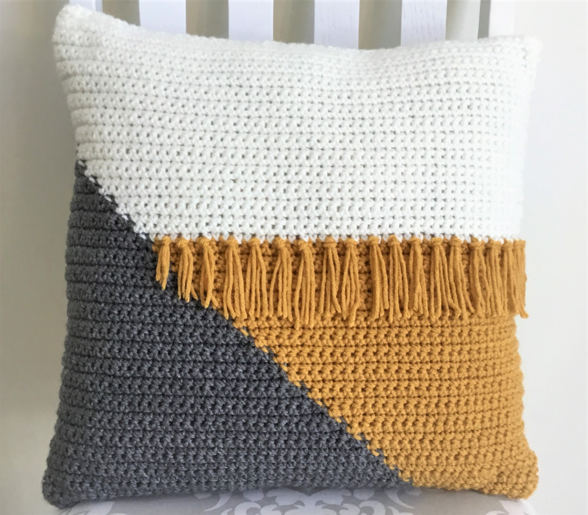 Farmhouse Style | Farmhouse Pillows | Farmhouse Decor | Farmhouse Living Room | Farmhouse Pillow Covers | Farmhouse Pillows Couch | Crochet Patterns | Crochet Pillow Patterns | Crochet Project | Free Crochet Patterns | Joanna Gaines Style | Joanna Gaines Living Room | Joanna Gaines Pillows | Six Clever Sisters