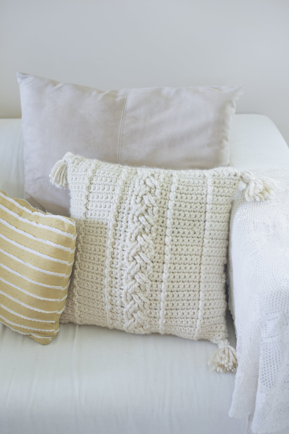 Farmhouse Style | Farmhouse Pillows | Farmhouse Decor | Farmhouse Living Room | Farmhouse Pillow Covers | Farmhouse Pillows Couch | Crochet Patterns | Crochet Pillow Patterns | Crochet Project | Free Crochet Patterns | Joanna Gaines Style | Joanna Gaines Living Room | Joanna Gaines Pillows | Six Clever Sisters