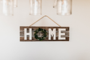 DIY Crafts | DIY Craft Ideas | DIY Craft Projects | Farmhouse DIY Decor | Farmhouse DIY Projects | Farmhouse DIY Signs | Farmhouse DIY Ideas | Farmhouse DIY Crafts | Home Signs DIY | Home Sign Decor | Home Sign Ideas | Looking for an easy diy home sign to make? This farmhouse style wood sign is super simple to make and great to gift! #diy #craft #crafts #farmhouse #decor #homedecor #diyideas #pallet