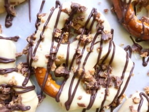 Reese's Pretzels | Peanut Butter | Peanut Butter Pretzels | Peanut Butter Dessert | Chocolate Pretzels | Reese's Dessert | Pretzels | White Chocolate | Easy Dessert | Easy Snack | Snack for Kids | Peanut Butter Cup | Quick Dessert | Easy Recipe | Six Clever Sisters