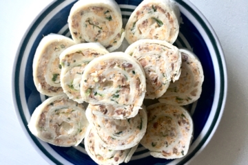 Loaded Bacon Ranch Pinwheels | Bacon Appetizer | Pinwheel Recipe | Appetizer Recipe | Party Food Recipe | Loaded Bacon Ranch Pinwheels make a great appetizer for holiday parties! The full recipe is at SixCleverSisters.com