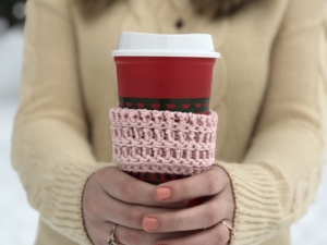 Crochet Cup Cozy | Free Crochet Pattern | Cup Cozy Pattern | Free Pattern | Homemade Gift Idea | Crochet GIft | Christmas GIft DIY | Learn how to make this crochet cup cozy using the free pattern at SixCleverSisters.com