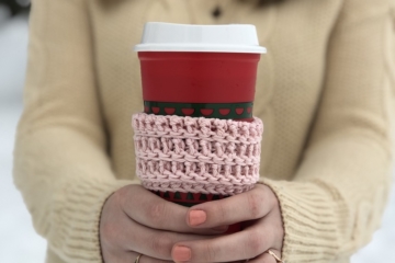 Crochet Cup Cozy | Free Crochet Pattern | Cup Cozy Pattern | Free Pattern | Homemade Gift Idea | Crochet GIft | Christmas GIft DIY | Learn how to make this crochet cup cozy using the free pattern at SixCleverSisters.com