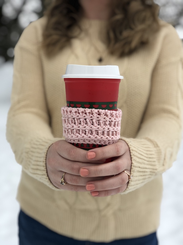 Crochet Cup Cozy | Free Crochet Pattern | Cup Cozy Pattern | Free Pattern | Homemade Gift Idea | Crochet GIft | Christmas GIft DIY | Learn how to make this crochet cup cozy using the free pattern at SixCleverSisters.com