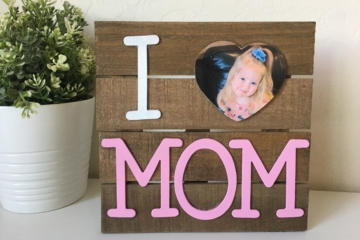 Mother's Day Crafts | Mothers Day Crafts for Kids | Mother's Day Craft Ideas | Mother's Day Craft Gift | Mother's Day Craft Gift Ideas | DIY Mother's Day Crafts | Mother's Day DIY Craft | I'm always looking for new ideas of gifts kids can make for their Mom or Grandma or Aunt for Mother's Day. This diy Mother's Day gift idea is simple but super duper cute and something Mom is sure to love! #craft #diy #mothersday #kids #craftsforkids #mom #ideas #kidsactivities