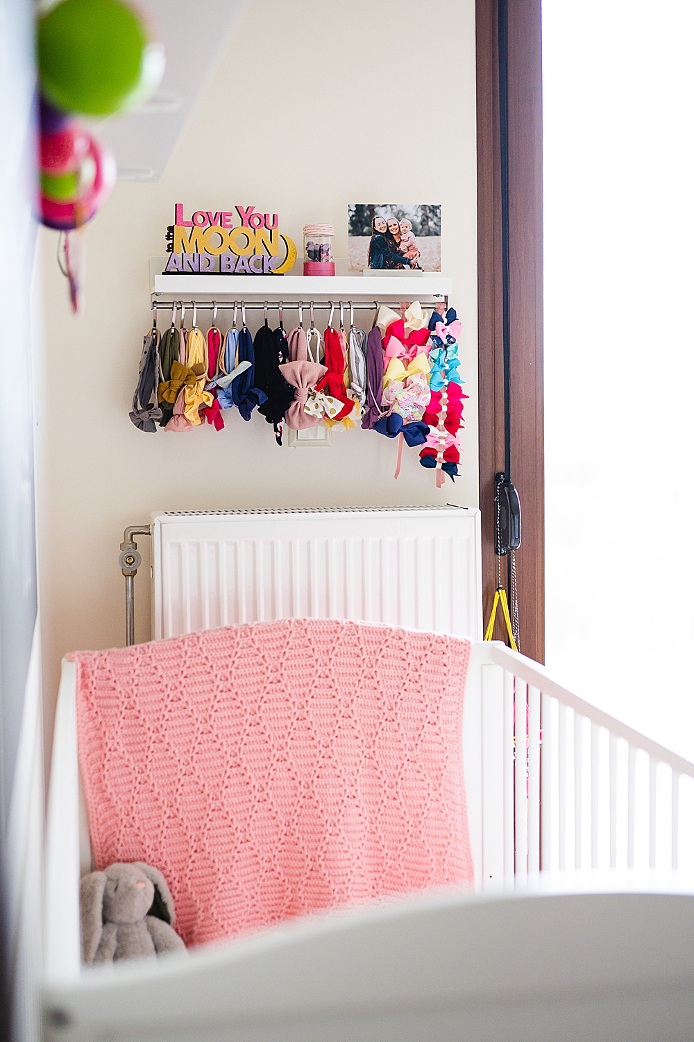 Easy & Cheap DIY Headband Holder | Easy DIY Headband Holder with shelf | Easy DIY Bow Holder | Storage Solution for Headbands and Bows | Hairbow Holder | How to organize baby headbands | Check out this easy and cheap DIY headband storage solution on the Six Clever Sisters blog!