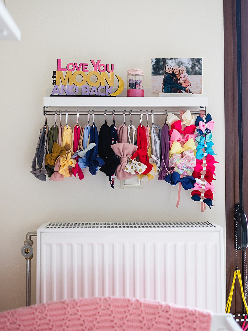 Easy & Cheap DIY Headband Holder | Easy DIY Headband Holder with shelf | Easy DIY Bow Holder | Storage Solution for Headbands and Bows | Hairbow Holder | How to organize baby headbands | Check out this easy and cheap DIY headband storage solution on the Six Clever Sisters blog!