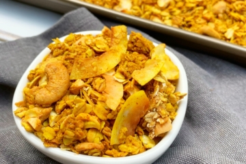 Turmeric granola | Granola Recipe | Turmeric Benefits | Turmeric Recipes | Turmeric Health Benefits | Granola | Granola | Breakfast Ideas | Breakfast Ideas Healthy | Breakfast Recipes | Easy Recipe | Trail Mix | On the Go | Coconut Recipe | Cashews | Ginger | Cinnamon | Six Clever Sister