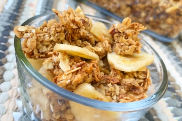 Banana Nut Granola | Granola Recipe | Easy Breakfast | Healthy Breakfast | Breakfast Ideas | Homemade granola | Pecan | Banana Recipe | Cereal Recipe | Healthy | Oats | Oatmeal Recipe | Six Clever Sisters