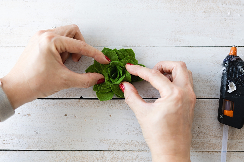 DIY Felt succulents | DIY felt succulents pattern | DIY felt succulents template | How to make felt succulents | Felt succulents template free | Video instructions on the Six Clever Sisters blog! #feltcrafts #feltsucculents #succulentstemplate