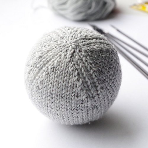 free knitting pattern christmas ball ornament 