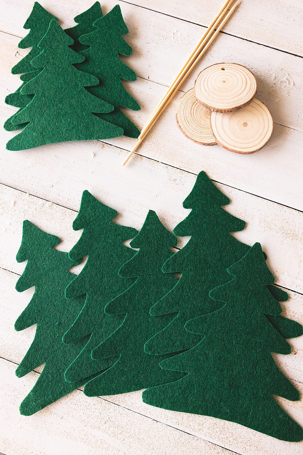 DIY Felt Christmas Trees | DIY Rustic Felt Christmas Trees | Felt Christmas Trees DIY | How to make DIY Rustic Felt Christmas Trees | Felt Christmas Decorations DIY Trees | Free printable template and step-by-step photo instructions for felt Christmas trees are on the Six Clever Sisters blog!